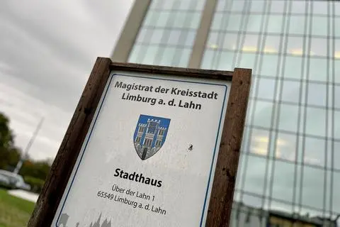 Das Stadthaus auf der Dietkircher Höhe ist der Hauptsitz der Limburger Stadtverwaltung; in dem gläsernen Gebäude war früher der Pharmakonzern Mundipharma tätig. 