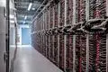 So sieht es in Rechenzentren wie zum Beispiel beim Anbieter OVHcloud aus, der in Offheim ein Rechenzentrum betreibt und im ICE-Gebiet ein neues bauen möchte. Die dort aufgestellten Server speichern für Unternehmen, aber auch Privatpersonen Unmengen an Daten und produzieren eine enorme Wärme.