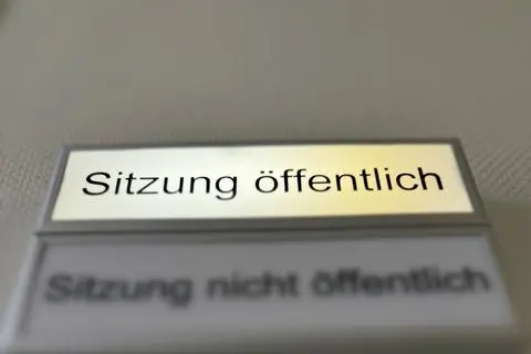 Am Landgericht in Limburg wird im Sitzungssaal 129 derzeit wegen des vermeintlichen Mordes an einer 26-jährigen Frohnhäuserin gegen drei Tatverdächtige verhandelt. Dabei müssen zahlreiche Aktenordner gesichtet werden.