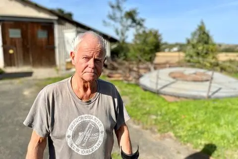 Der nicht mehr aktive Landwirt Gerhard Stamm (82) steht auf seinem Hof im Schirlinger Feld in Staffel vor dem umgelegten Silo; die Stadt Limburg hatte darauf bestanden.