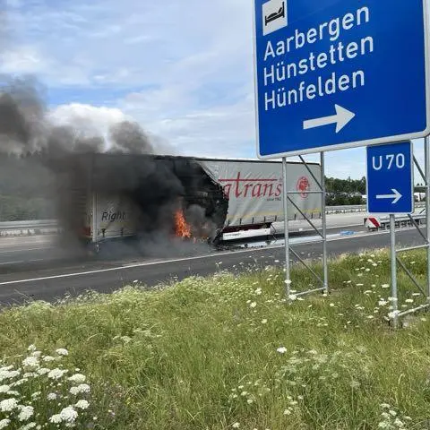 Der Anhänger eines Lkw ist nach einem Reifenplatzer in Brand geraten. Der Verkehr auf der A3 zwischen Bad Camberg und Limburg staut sich.