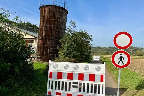 Für ein paar Tage war auf Anordnung der Stadt der Wirtschaftsweg am schief stehenden Silo gesperrt worden.