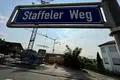 Am Staffeler Weg am Ortsrand von Offheim wird zwar schon gebaut, ein früheres Einfamilienhaus wird zu einem Mehrfamilienhaus mit sechs Wohnungen umgebaut. Aber zum geplanten Neubaugebiet "Unterm Staffeler Weg" gehört dieser Umbau nicht. Die Zufahrt zu der vorgesehenen Neubaufläche soll durch die Straße rechts im Bild erfolgen, noch handelt es sich dabei um einen Wirtschaftsweg.