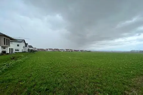 Noch sind hier Felder, aber die Stadt Limburg plant am südöstlichen Ortsrand von Linter, an der B 417, das neue Wohnbaugebiet "Am Kirberger Weg".