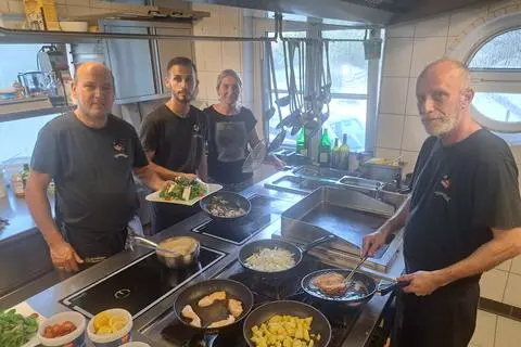 Daniel Kansy (rechts) und seine Küchencrew sind im Restaurant Wissegiggl mit viel Leidenschaft im Einsatz.