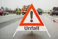 Ein Warnschild an einer Unfallstelle. 