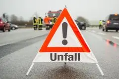 Ein Warnschild an einer Unfallstelle. 