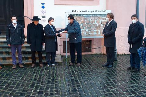 Annemarie Warlies (von rechts), Stadtverordnetenvorsteher Bruno Götz, Guido Hepke, Hans-Peter Schick, Ido Michel, Joachim Warlies, Christian Radkovsky und Johannes Hanisch bei der Präsentation der neuen Broschüre und der Bildergalerie.  Foto: Sabine Gorenflo 