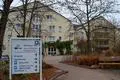 Mit Mund-Nase-Schutz und durch eine Plexiglasscheibe hinweg - so läuft der Besuch im "Weilburger Stift" derzeit ab.