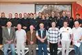 Die geehrten Vereinsmitglieder  und Aktiven stellen sich mit Thomas Schmidt und Gabi Schmidt vom Kreisfeuerwehrverband (hinten 2. von rechts. und rechts) zum Gruppenfoto zusammen.