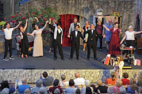 Das Ensemble der Burgschauspieler hat sich den Applaus bei der Eröffnung der Burgfestspiele redlich verdient. Foto: Burgschauspieler/Ralph Bachmann