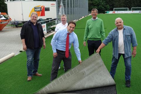 Den neuen Untergrund begutachten Ortsvorsteher Guido Ernst, Jugend-Fußballleiter Harald Moldenhauer, Bürgermeister Alexander Simon, Vereinsvorsitzender Robert Etmans und Platzwart Siggi Düben (von links). Foto: Hendrik Jung