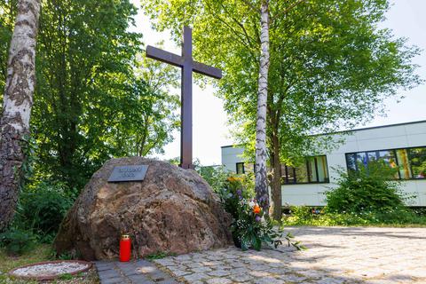 Schülerinnen und Schüler der Eppsteiner Freiherr-vom-Stein-Schule haben am 2. Juni an der Gedenkstätte der Schule den fünf Opfern der Gewalttat vom 3. Juni 1983 gedacht.
