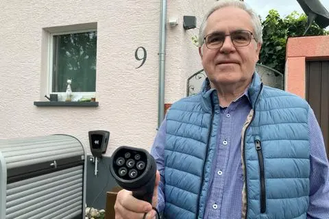 Wall-Box und Kabel hat Karl-Heinz Kaus schon lange. Auf den passenden Opel wartet der Flörsheimer dagegen schon seit Monaten – obwohl der Wagen längst produziert ist.