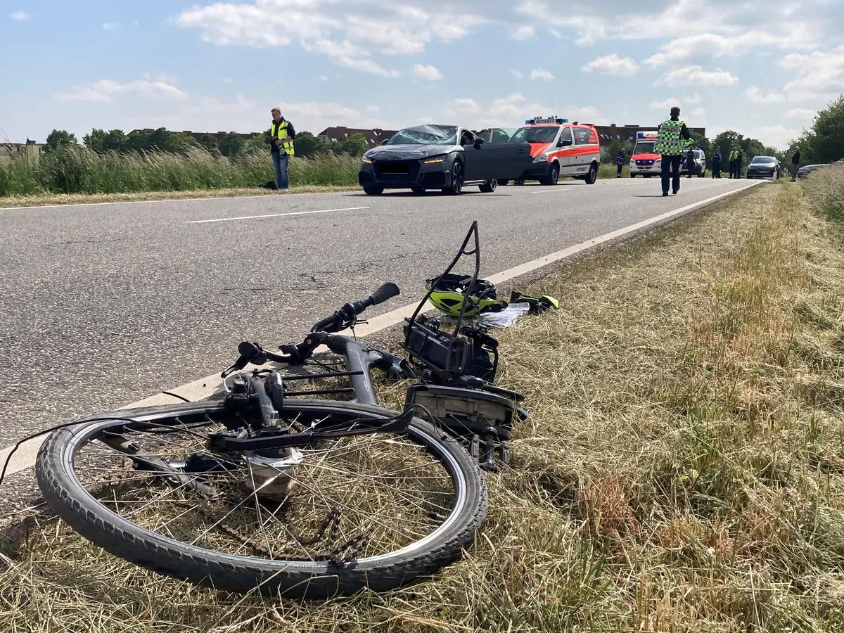 Unfall mit Auto: Fahrradfahrer stirbt auf B40