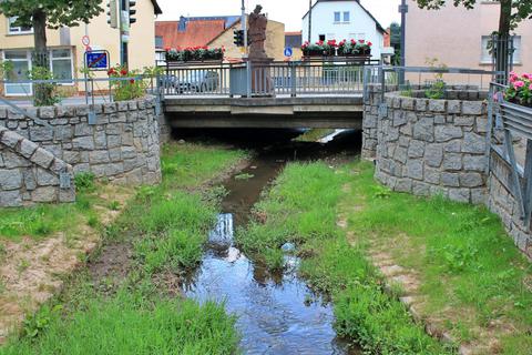 Bei Starkregen könnte sich das Wasser an der Brücke am Haus am Weilbach stauen. Zur Entlastung des Weilbachs wird deshalb das Regenrückhaltebecken erweitert. Alexander Noé