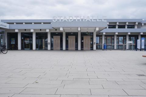 Immer rein in die gute Stube. Die Flörsheimer Stadthalle ist Treffpunkt für Vereine, Gruppierungen und Kommunalpolitik. Foto: Jens Etzelsberger