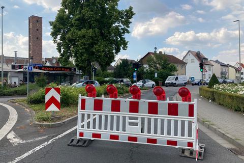 Kein Weiterkommen: Die Einfahrt vom Pérols-Kreisel in die Bürgermeister-Lauck-Straße Richtung Rheinallee ist gesperrt. Foto: Jens Etzelsberger