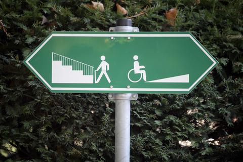 In Flörsheim wird es zeitnah einen Inklusionsbeirat geben, der auf kommunalpolitischer Ebene die Interessen von Menschen mit Behinderung vertritt. Symbolfoto: von Erichsen/dpa