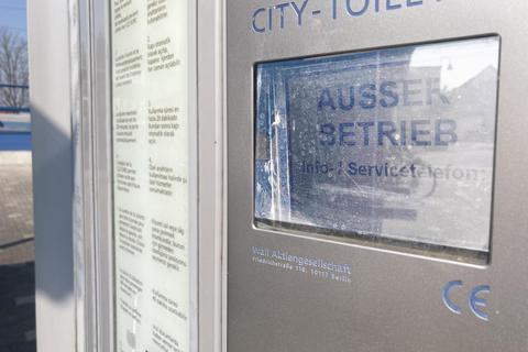 Seit Jahren ist die Toilette am Bahnhofsplatz außer Betrieb. In diesem Jahr soll die Anlage ersetzt werden. Foto: Jens Etzelsberger