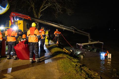 Ein Abschleppdienst hat das Fahrzeug bei Flörsheim aus dem Main gehoben. Foto: 5vision.media