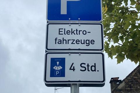 Die Parkregeln an Ladesäulen werden in der Stadt Flörsheim vereinheitlicht. Dabei soll auch ein Hinweis angebracht werden, dass das Parken nur während des Ladevorgangs erlaubt ist. Foto: Jens Etzelsberger