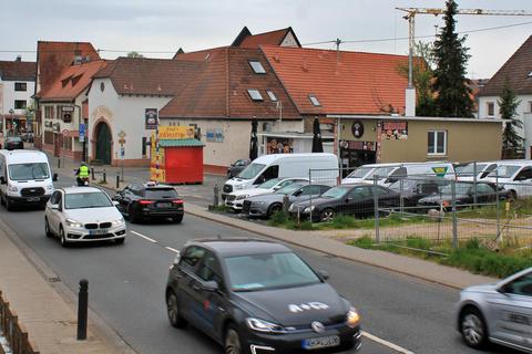 Weilbachs Ortsmitte ist vom Durchfahrtsverkehr gezeichnet. Die Umgehungsstraße soll Abhilfe schaffen. © Archivfoto: Alexander Noé