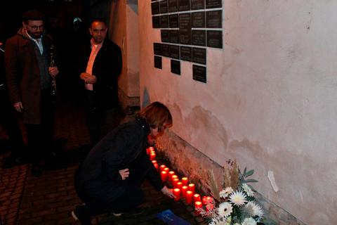 Am Jahrestag der Novemberpogrome wurde in der Synagogengasse eine Mahnwache abgehalten. Als Zeichen der Anteilnahme stellte die Vizepräsidentin des hessischen Landtags, Heike Hofmann (SPD), eine Kerze unter die Tafeln für die Flörsheimer Holocaust-Opfer. © Alexander Noé