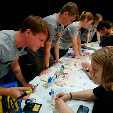 Am Stand des Bensheimer Zentrums für Chemie konnten die jungen Besucher des Experimentiertages in der Stadthalle eigene kleine Windkraftanlagen bauen.