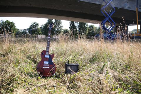 Genau hier werden im August auch Gitarren gespielt – einfach einige Meter vor der Brücke, statt darunter. Foto: Oliver Haug
