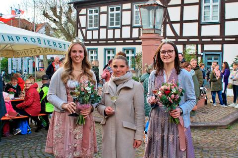 Weinkönigin Isabel Koscielski, Winzervereinsvorsitzende Juliana Venino und Weinprinzessin Magdalena Anthes (von links) gehen zuversichtlich in die neue Weinsaison, die am Samstag offiziell eröffnet wurde. Foto: Alexander Noé 