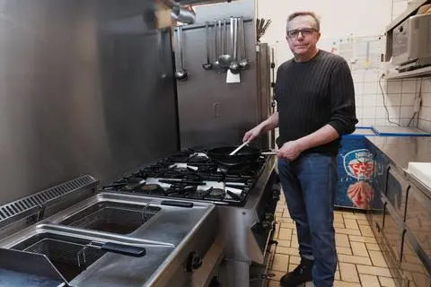 Bootshaus-Wirt Lutz Hagemann in seiner Küche. 