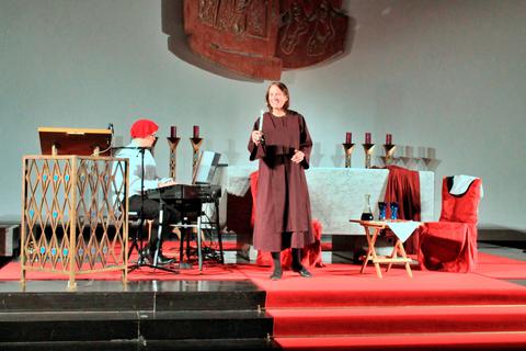 Die evangelische Pfarrerin und Künstlerin Miriam Küllmer-Vogt verkörpert im Musical die Teresa, Peter Krausch am Klavier spielt ihren Bruder Lorenzo. © Alexander Noé