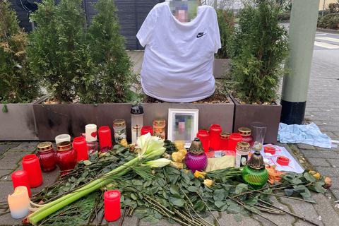 An dem Tatort in der Kapellenstraße erinnern Blumen und Kerzen an den am Freitag getöteten 37 Jahre alten Mann aus Somalia.
