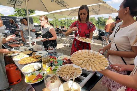 Spezialitäten aus der Ukraine: „T.O.M. hilft“ hatte zum Helferfest auf die „Bootshaus“-Terrasse in Raunheim eingeladen. Foto: Michael Kapp