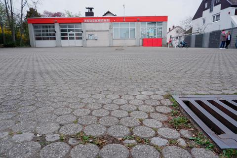 Die große Freifläche vor dem Feuerwehrhaus soll nach Ansicht der SPD zum Park- und Kerbeplatz werden. Wo das Gerätehaus steht, könnten nach dem Umzug der Wehr Wohnungen entstehen. Foto: Jens Etzelsberger 