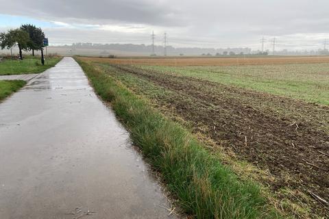 Die Flörsheimer Felder sind abgeerntet, der Regen bedeutet den Bauern deshalb die reine Freude