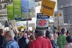 Das Bündnis der Bürgerinitiativen gegen den Ausbau des Flughafens hatte wegen der geplanten Verlegung von Flugrouten, wovon Flörsheim zusätzlich belastet würde, zur Kundgebung im Terminal 1 aufgerufen.
