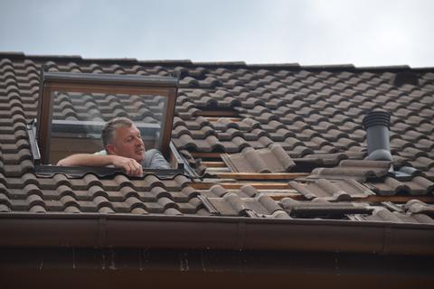 Schäden durch Wirbelschleppen sind unter der Einflugschneise keine Seltenheit. Die Dachklammerung soll eigentlich Sicherheit schaffen. Doch selbst von geklammerten Dächern wurden Ziegel zu Boden gerissen. Archivfoto: Regina Dörhöfer
