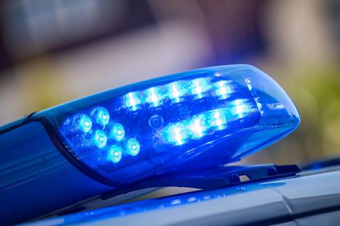 Ein Blaulicht leuchtet auf dem Dach eines Streifenwagens der Polizei. © Symbolfoto: Lino Mirgeler/dpa