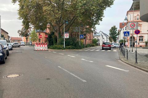 Von der Bahnhofstraße (links) bis in die Erzberger Straße hinein (rechts) soll der neue und fünf bis sechs Zentimeter über dem aktuellen Straßenniveau angelegte verkehrsberuhigte Bereich in Flörsheim reichen. © Jens Etzelsberger