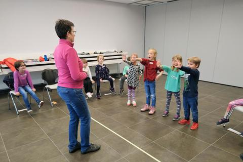Gewaltpräventionstrainerin Susanne Röder bringt Kindern in Form eines Rollenspiels bei, wie sie sich gegen Angriffe von Gleichaltrigen zur Wehr setzen können. Foto: Markus Jäger