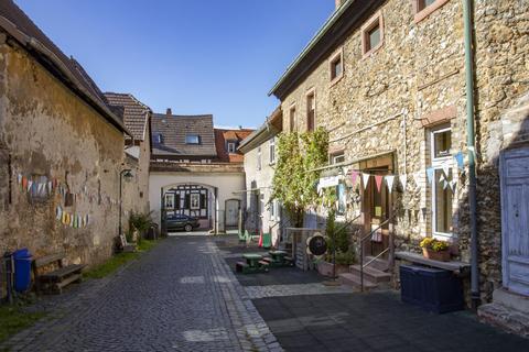 In der Hintergasse sollen mobile Pflanzkästen aufgestellt und Hochbeete angelegt werden. Ziel ist, das Klima in der Altstadt zu verbessern. Foto: Volker Dziemballa (VF