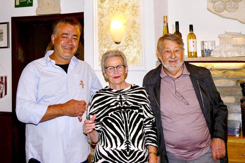 Von links: Der Wirt vom „Taunus“ Georgios Tsoutsas, Stadtführerin Ellen Umstätter-Speth und Wilfried Schreiber, der Sohn des früheren Wirtes Kaspar. Foto: Achim Munck
