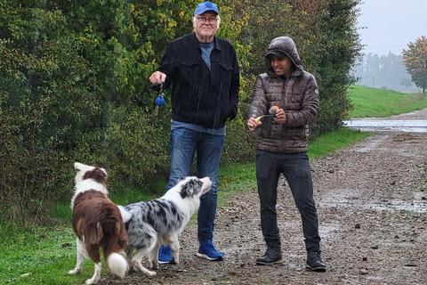 Beim Spaziergang mit den Hunden können Matthias und Zabih Probleme bereden und Pläne überlegen – und Freizeit genießen. © 
