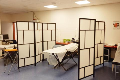Drei Behandlungsplätze sowie zwei Ausnüchterungsbetten wurden im Lehrsaal eingerichtet. 