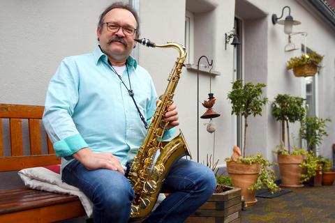 Ein großer Fan von Max Greger ist Saxofonist Dieter Munk seit Kindheitstagen. Foto: Vollformat/Samantha Pflug