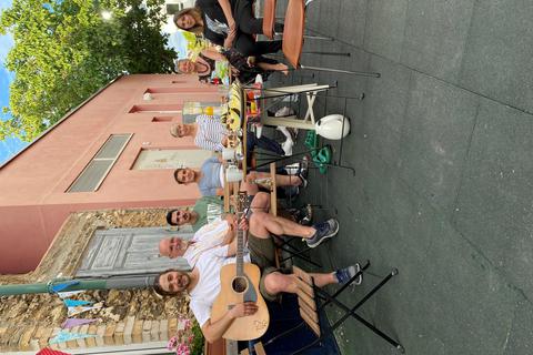 Beim Internationalen Begegnungstreff gibt es auch mal spontane Musikeinlagen, wenn Cem zur Gitarre greift und Lieder aus seiner Heimat vorträgt. Foto: Edda Syborg