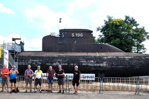 Radler vor dem U-Boot im Technikmuseum in Speyer. Foto: Kurt Wenski
