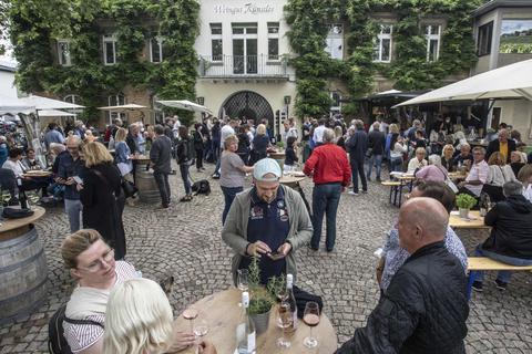 Der Hof des Weinguts Künstler ist gut gefüllt. Foto: Volker Dziemballa (VF